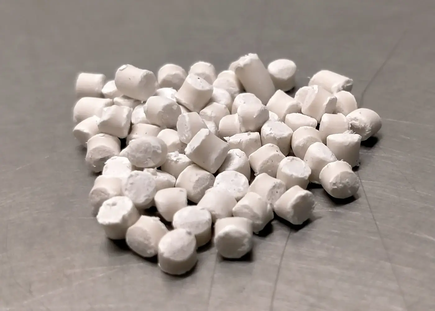 Pellets e matéria-prima plástica em formato granulado